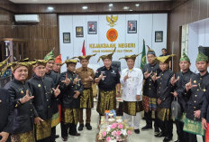 LPA Pakaikan Kepodang kepada Kajari OKU Timur