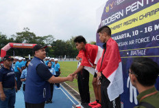Kalungkan Medali Emas, Menpora Beri Selamat Graha Rizky dan Salsabila yang Sukses di MPSEA