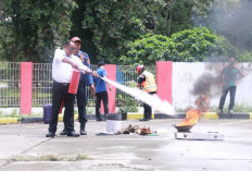 Latih Warga Ring 1 Tangani Kebakaran dan Bencana