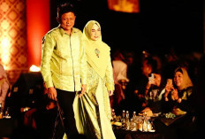 Gunakan Kain Songket Komering, Bupati Enos Tampil Memukau