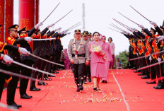 Dilepas Dengan Tradisi Pedang Pora, Komjen A Rachmad Wibowo dan Istri Tak Kuasa Meneteskan Air Mata