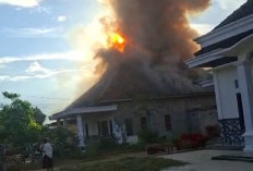Lilin Ketumpahan Bahan Bakar Picu Kebakaran Hebat di Belitang, Warung Hingga Rumah Ludes Terbakar