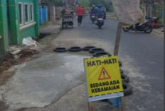 Gotong Royong Perbaiki Jalan Rusak