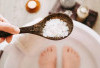 Merendam Kaki dengan Air Garam Dapat Redakan Sakit Asam Urat, Fakta Atau Mitos Yuk Simak