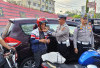 Bagikan Helm Gratis ke Tukang Ojek