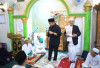 Beri Sapi Qurban untuk Warga Saat Safari Jumat Di Masjid Setia