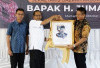 Bupati Enos Beri Kado Spesial di Hari Purna Bakti Sekda OKU Timur Jumadi