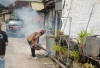 Lakukan Fogging ke Pemukiman Warga