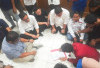Aksi Damai Digelar dengan Duduk Lesehan Bareng 