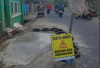 Gotong Royong Perbaiki Jalan Rusak